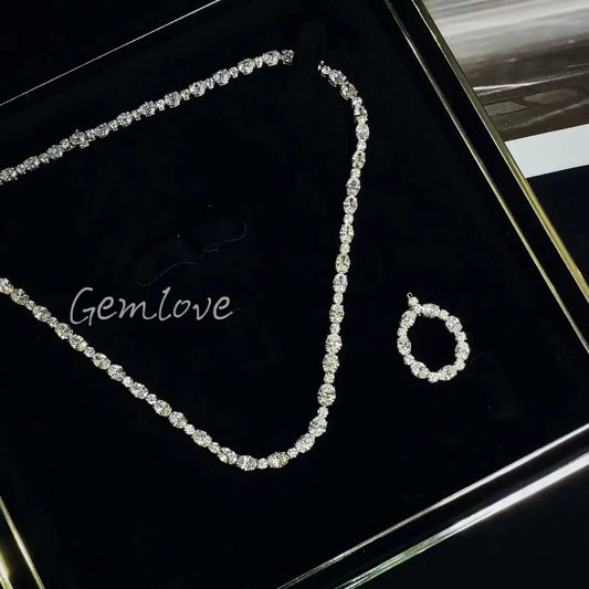18k gold necklace adorned with naturaldiamonds