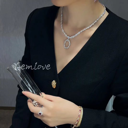 18k gold necklace adorned with naturaldiamonds